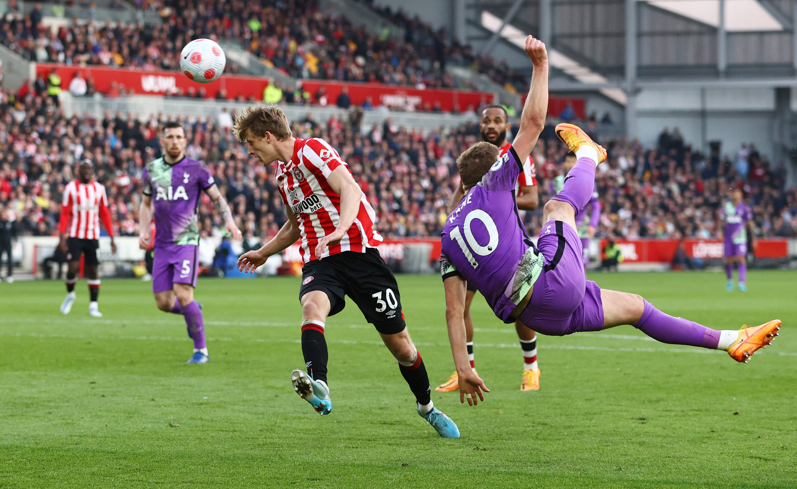 Harry Kane forsøgte sig på akrobatisk vis, men lige lidt hjalp det. Tottenham fik ikke et eneste skud registreret inden for målrammen i lørdagens kamp. Foto: Getty Images