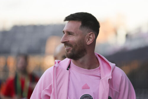 Lionel Messi har doneret sit ottende Ballon d'Or-trofæ væk.