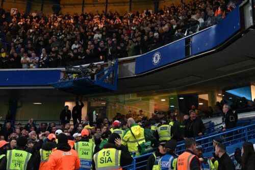 En Leeds-tilhænger faldt ned fra tribunen i opgøret mod Chelsea i femte runde af FA Cuppen.