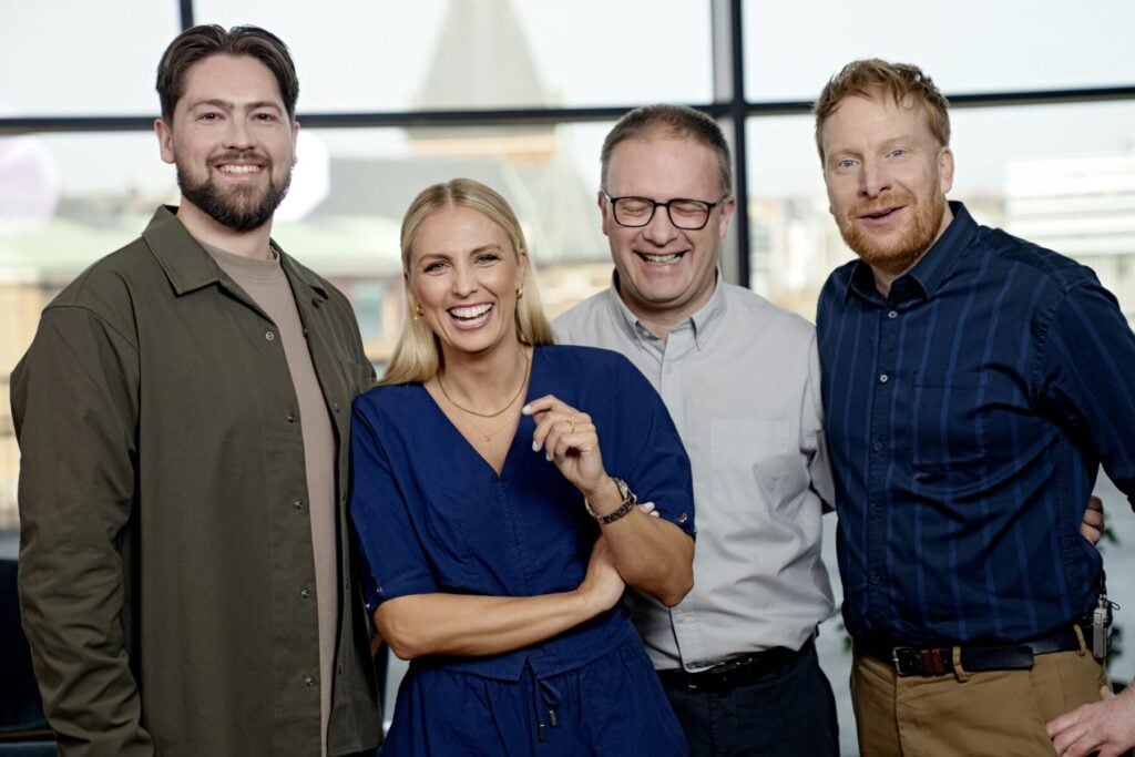 Billedtekst: DR inviterer til EM-fodboldfest på havnen i Aarhus Frederik Lindved, Josefine Høgh, Henrik Liniger og Andreas Kraul kommer blandt andre til at dække EM i fodbold. DR har sat holdet til dækningen af sommerens EM-slutrunde i fodbold. Josefine Høgh bliver slutrundens vært, og et studie på havnefronten i Aarhus bliver centrum for dækningen. Her vil DR i samarbejde med Aarhus Kommune også invitere til fodboldfest, når alle slutrundens kampe vises på storskærm. DR er med hele vejen under EM-slutrunden i fodbold, hvor en lang række værter, kommentatorer og eksperter skruer op for fodboldfeberen på tværs af TV og radio. Josefine Høgh er DR’s vært under slutrunden, der afvikles i Tyskland, og hun vil løbende invitere eksperter og gæster ind i DR’s EM-studie på havnefronten i Aarhus. I studiet vil blandt andre Flemming Povlsen, Thomas Gravesen og Arnela Muminovic bidrage med deres indsigt i landsholdsfodbolden og analyser af kampene. Når der fløjtes op til kamp i Tyskland, vil Mikkel Bischoff danne fast kommentatorpar med Andreas Kraul, og de to vil blandt andet kommentere Danmarks kampe. DR’s kommentator Henrik Liniger vil i mange kampe have ekspertkommentator Troels Bech ved sin side, mens det ved andre kampe er Arnela Muminovic, der tager turen ud af studiet på havnen i Aarhus for at indtage ekspertrollen i kommentatorboksen. I radioen er det Frederik Lindved, der dækker de danske kampe i LIGA på P4 sammen med Kenneth Møller. LIGA-studiet med blandt andet Thomas Loft og Morten Hausborg vil også få plads på havnefronten i Aarhus. Under hele EM vil DR´s podcast ’Tyvstart’ dagligt udkomme med seneste nyt om slutrunden, ligesom der også bliver godt gang i podcasten ’Fodboldlisten’, der slutrunden igennem vil udkomme med aktuelle EM-lister.