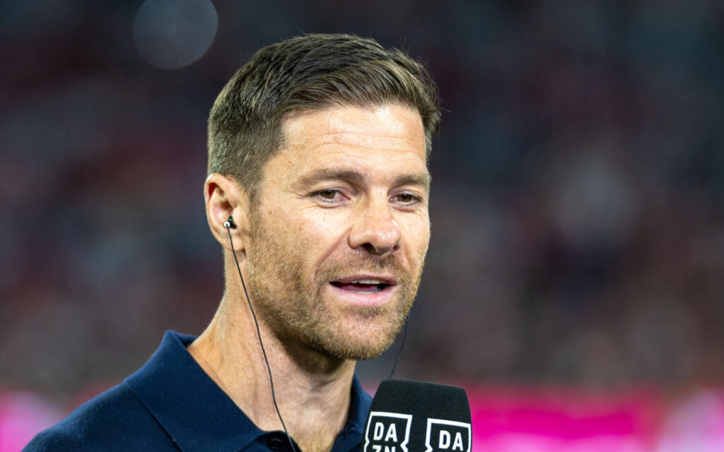 Xabi Alonso er igen tilgængelig på trænermarkedet efter sit korte ophold i Real Madrid, hvor han forlod posten efter blot syv måneder.