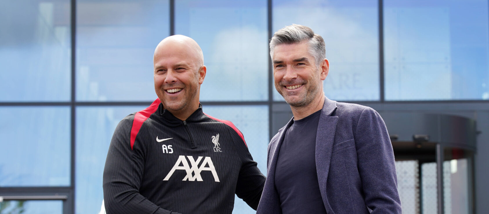 Richard Hughes meldes på vej væk.