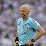 En af international fodbolds mest anerkendte dommere, der er kendt fra Premier League, har fløjtet sin sidste kamp.
