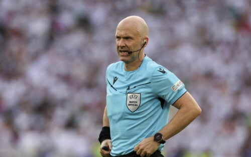 En af international fodbolds mest anerkendte dommere, der er kendt fra Premier League, har fløjtet sin sidste kamp.