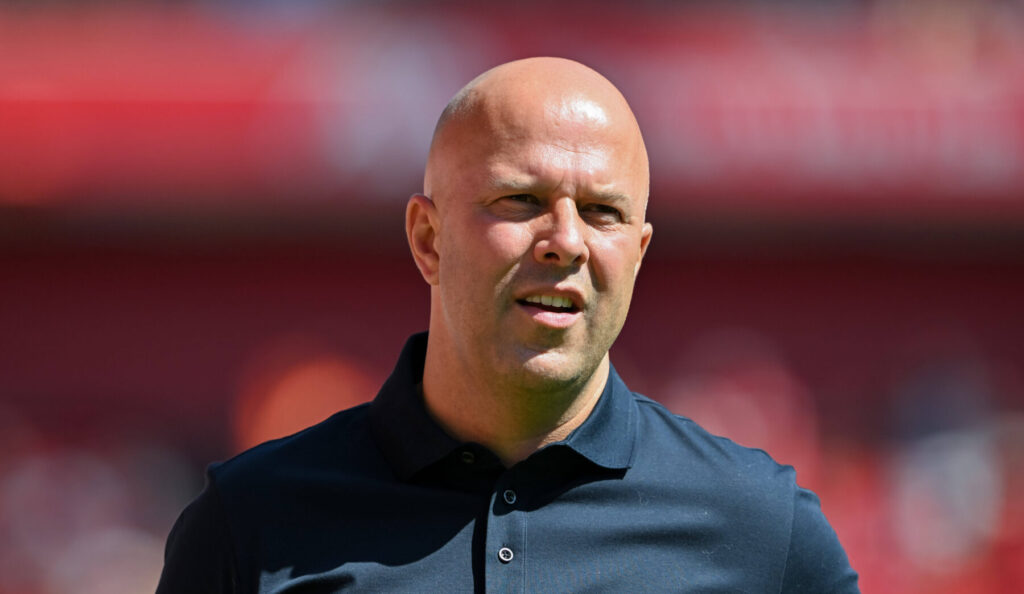 Arne Slot vil af med 15 spillere i Liverpool.