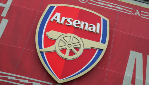 De engelske mestre fra Arsenal har indledt et strategisk arbejde på de indre linjer, hvor flere store aftaler er på bedding.