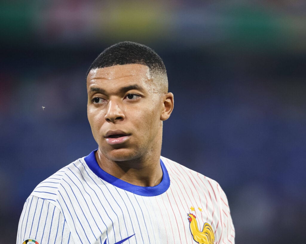 Kylian Mbappé har fået tildelt et ikoniske trøjenummer i Real Madrid, mens han ligeledes har spillet en stor rolle i en transfer.