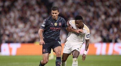 Hvem er verdens bedste fodboldspiller? Det spørgsmål har mange stillet, og nu blander en avis sig i debatten.