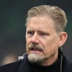 Liverpool leverede et bizart kollaps søndag aften, da Manchester City kom, så og sejrede i Premier League. Nu raser Schmeichel over VAR.