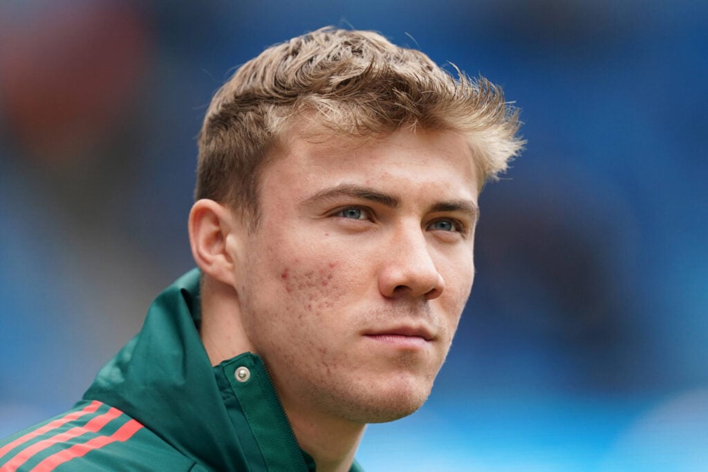 Rasmus Højlund ligner i stigende grad en mand, der har fundet sit næste faste fodboldhjem. Nu er den vilde løn afsløret.