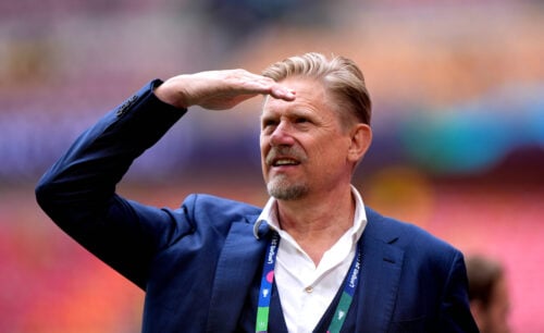 Brøndby befinder sig i en historisk krise under Steve Cooper, der nu har rundet 11 Superliga-kampe uden sejr. Er Peter Schmeichel løsningen?