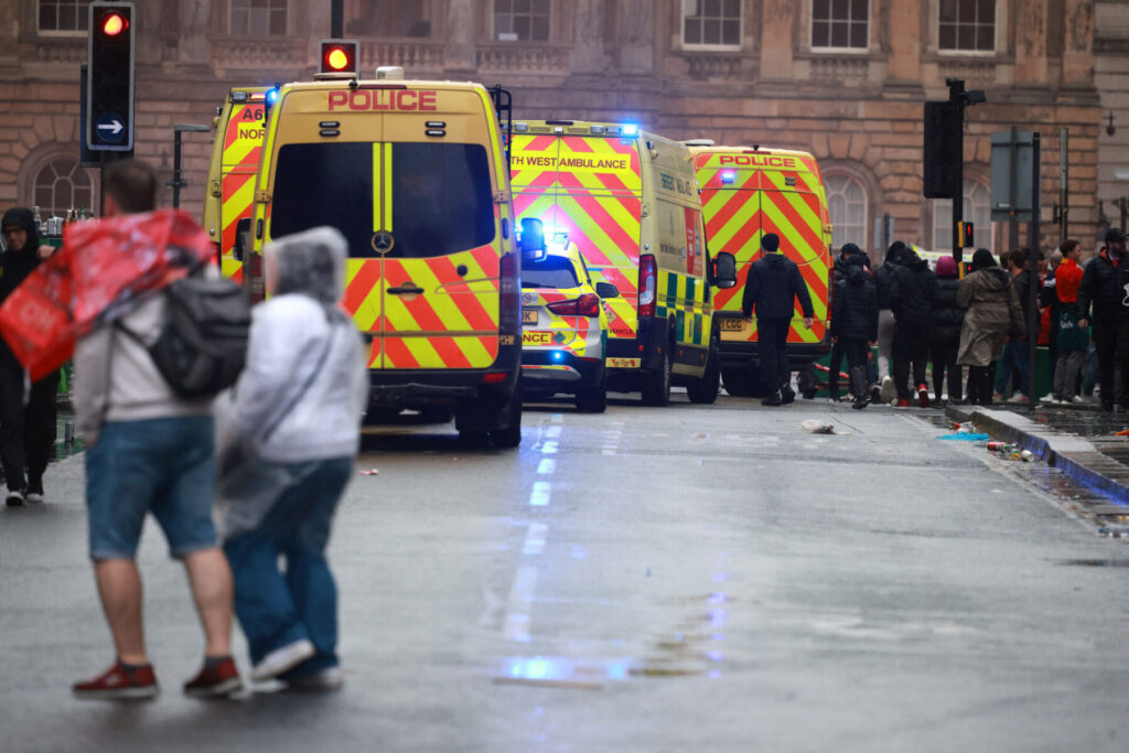 Bil kører ind i menneskemængde i Liverpool.