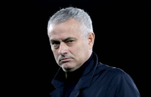 José Mourinho skulle være klar til at vende tilbage til Chelsea, der står uden cheftræner efter fyringen af Enzo Maresca onsdag.