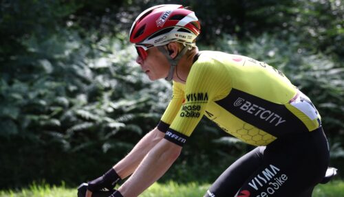 Jonas Vingegaard holder med engelsk storklub.