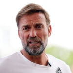 Arne Slots fremtid i Liverpool hænger i en tynd tråd efter nederlag til Manchester City i FA Cuppen, mens Jürgen Klopp nu spøger i kulissen.