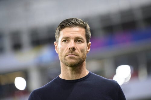 Xabi Alonso kom igen under massivt pres, da Real Madrid søndag led sæsonens første hjemmebanenederlag. Nu er der nyt om cheftræneren.