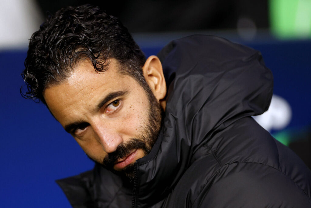 Situationen for Rúben Amorim i Manchester United er fortsat skrøbelig. Nu er det kommet frem, at en ombejlet træner siger ja til klubben.