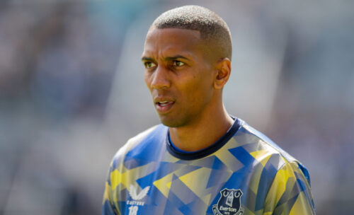 Ashley Young vil spille videre.