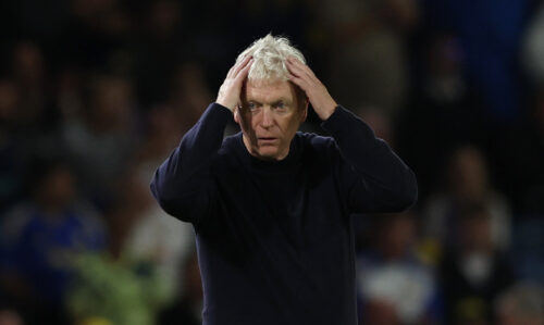 David Moyes og Everton led et sent nederlag til Leeds på Elland Road, hvor en kontroversiel dommerkendelse blev afgørende.