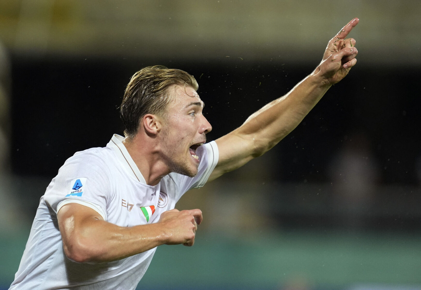 Rasmus Højlund fejrer sin scoring mod Fiorentina.