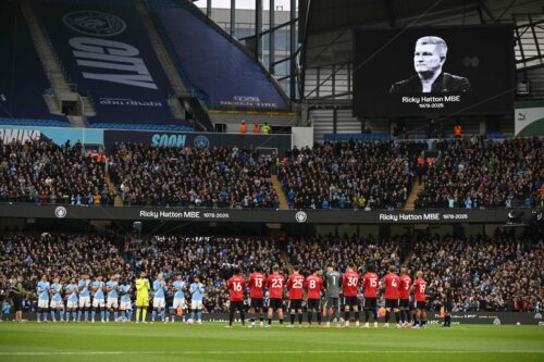 Manchester City og Manchester United krydsede klinger i søndagens Manchester-derby, hvor et dødsfald stjal overskrifterne.