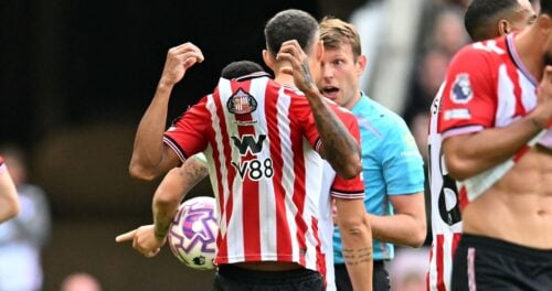 Sunderland i er skrivende stund i aktion mod Aston Villa i søndagens tidlige Premier League-kamp, hvor et vildt rødt kort blev uddelt.