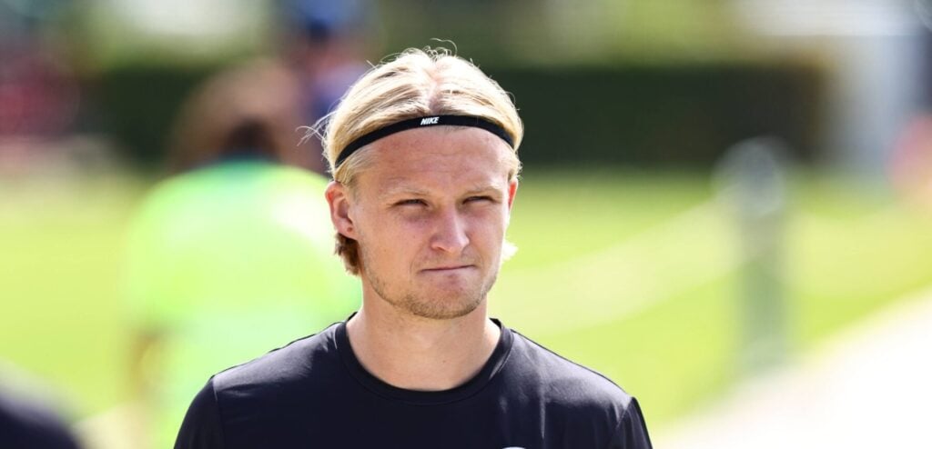 Kasper Dolberg er ikke rejst med Ajax på klubbens træningslejr, hvilket straks sat gang i spekulationerne om den danske angribers fremtid.