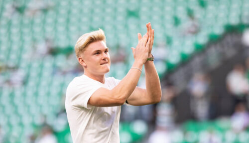 Den unge angriber Conrad Harder er skiftet til RB Leipzig i en transfer, der kan løbe op i 225 millioner kroner. Nu er lønnen afsløret.