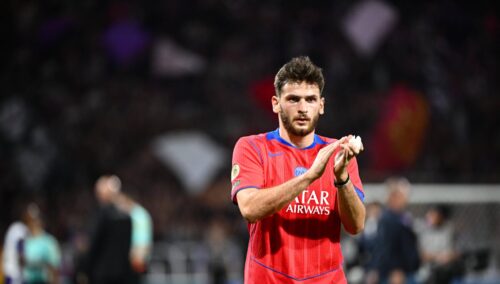 Khvicha Kvaratskhelia var med fra start for Paris Saint-Germain, der lige nu er i aktion mod RC Lens i Ligue 1, men så gik det galt.