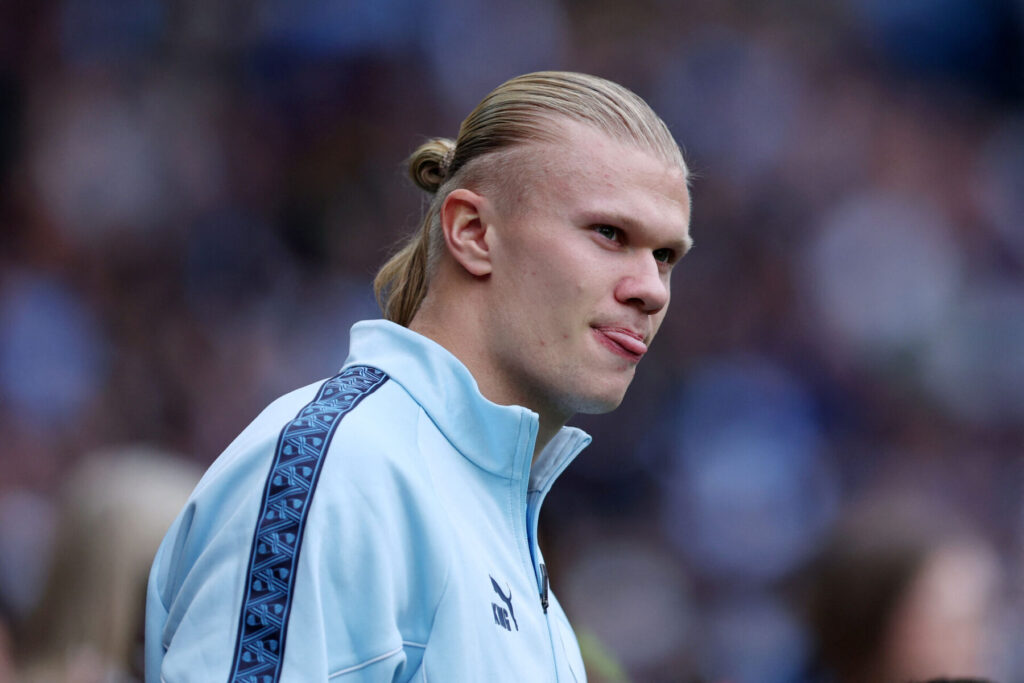 Erling Haaland jagtes af FC Barcelona.