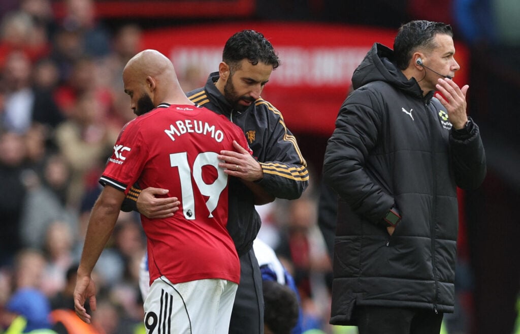 Bryan Mbeumo forsøger at lokke Carlos Baleba til Manchester United.