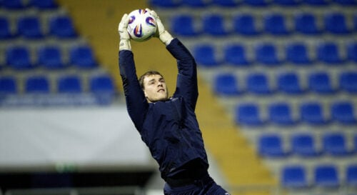 Den 25-årige Mads Hermansen skiftede i sommer til West Ham fra Leicester med ambitionen om at etablere sig som førstevalg i målet.