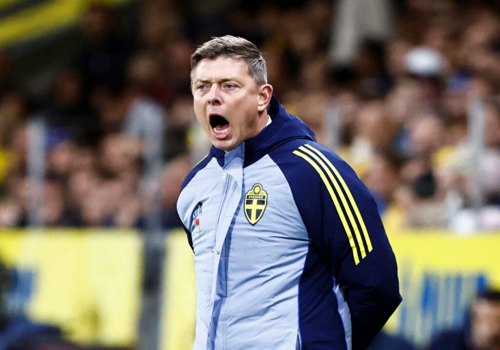 Jon Dahl Tomasson bør fyres, mener et overvejende flertal.