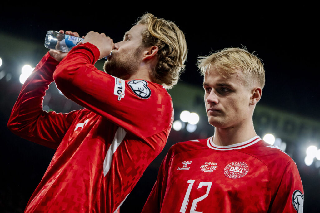 Danmarks Morten Hjulmand og Victor Froholdt før VM-kvalifikationskampen mellem Danmark og Grækenland i Parken i København søndag den 12. oktober 2025