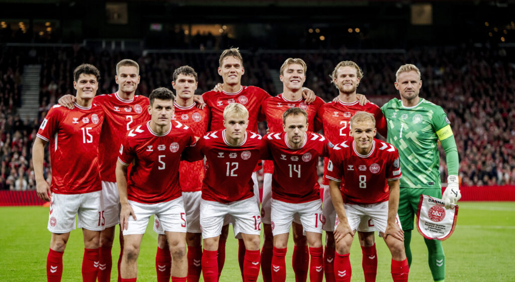 Det blev atter til dansk succes søndag aften, da Grækenland blev besejret med 3-1 i Parken, men en stjerne får nu en skodkarakter.