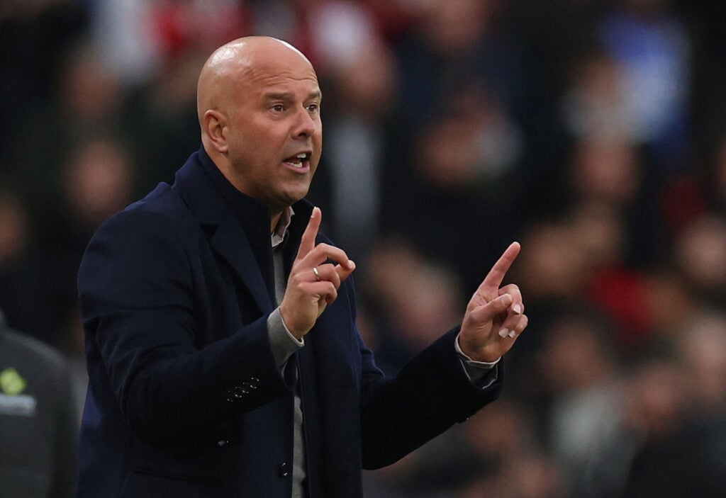 Arne Slot kræves fyret i Liverpool.