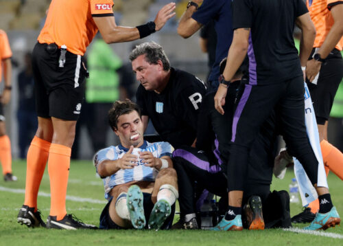 Den tidligere Manchester United-spiller Marcos Rojo brækkede kæben på sin holdkammerat.