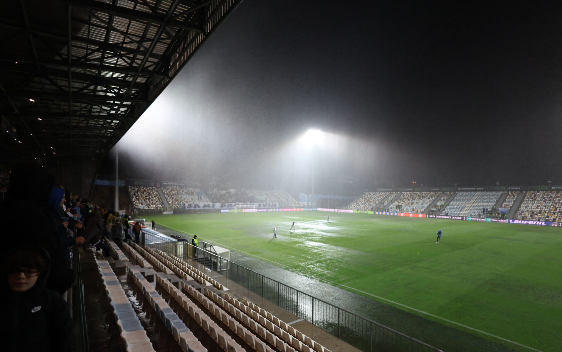 Conference League-kampen mellem Rijeka og Sparta Prag blev afbrudt efter 12 minutters spil.