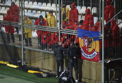 Conference League-kampen blev afbrudt efter 12 minutters spil.