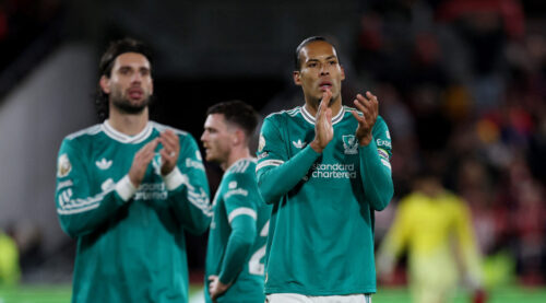 Liverpool er kastet ud i en ny Premier League-krise, efter de led et 3-2 nederlag på udebane mod Brentford. Nu går Virgil van Dijk amok.