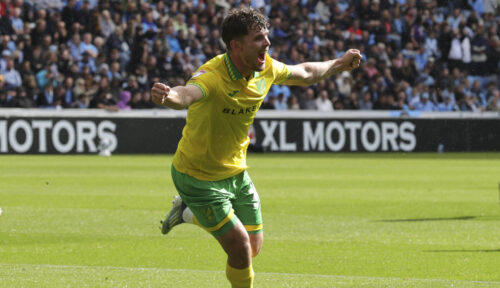 Mathias Kvistgaarden er blevet en del af en sand danskerkoloni i Norwich, hvor særligt én spiller fik overtalt angriberen om et sommerskifte.