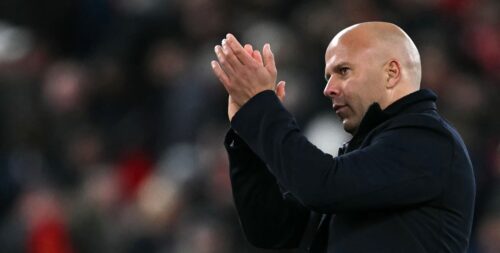 Arne Slot tangerede en klubrekord, da Liverpool sikrede sig en 2-0 sejr i Premier League over Aston Villa lørdag aften.