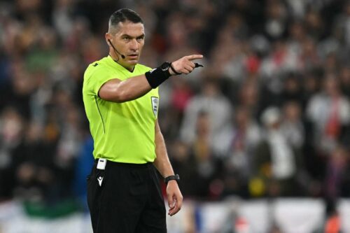 Istvan Kovacs gjorde ikke Mark Clattenburg tilfreds efter et VAR-gennemsyn.