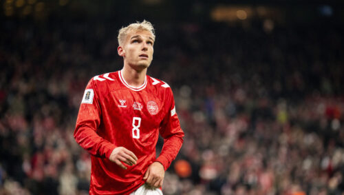 Lazio-profilen Gustav Isaksen stod bag en sen scoring, da Danmark storskuffede mod Belarus lørdag aften i Parken. Nu går han verden rundt.