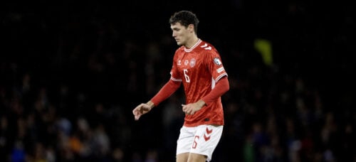 Den 1. december handler quizzen om Andreas Christensen og hans nuværende klub – og svaret finder du her i artiklen. Læs med og find svaret.