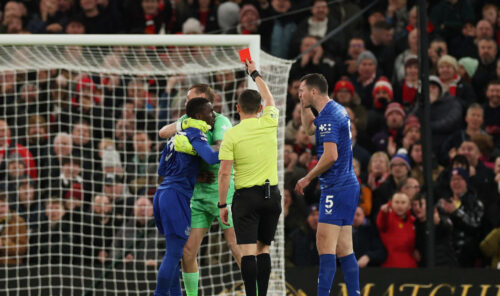 Manchester United tørner i skrivende stund sammen med Everton i Premier League-regi, hvor et vildt rødt kort er blevet uddelt.