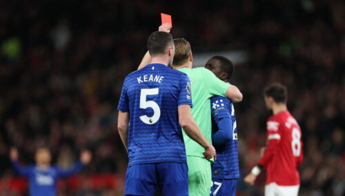 Manchester United møder lige nu Everton på Old Trafford, hvor en spiller fik direkte rødt for at slå sin holdkammerat. Se det her.