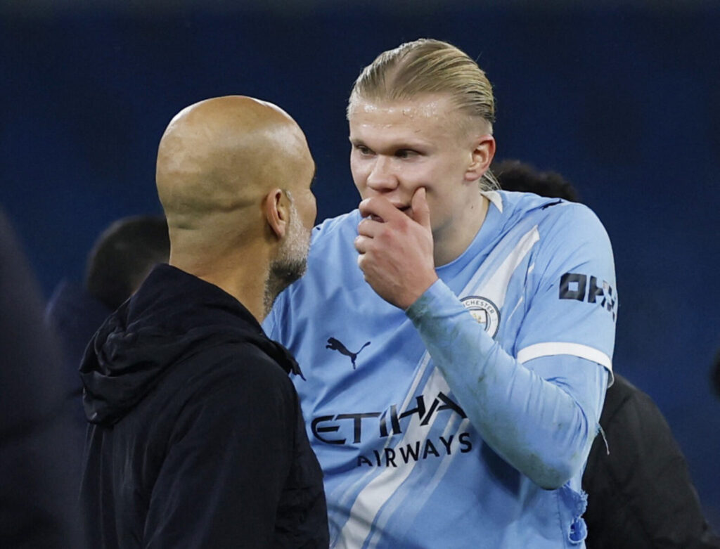 Erling Haaland måtte dække sin mund, så mundaflæsere ikke kunne gøre deres arbejde. Det er derfor også uvist, hvad diskussionen havde grobund i. Foto: Action Images via Reuters/Jason Cairnduff