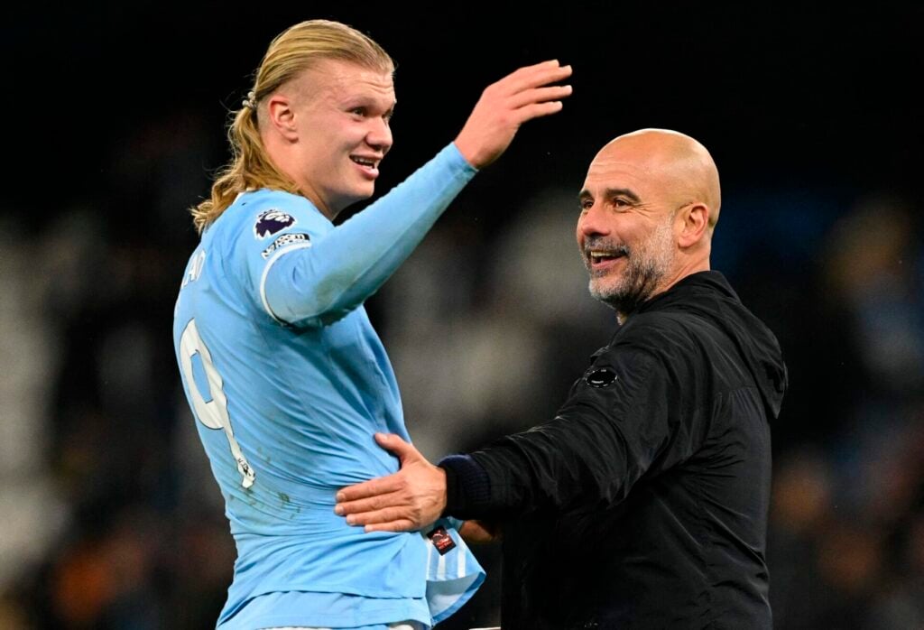 Parterne kunne dog skilles med både smil og kram, inden de skulle ned i omklædningsrummet og i bad. Foto: Oli SCARFF / AFP