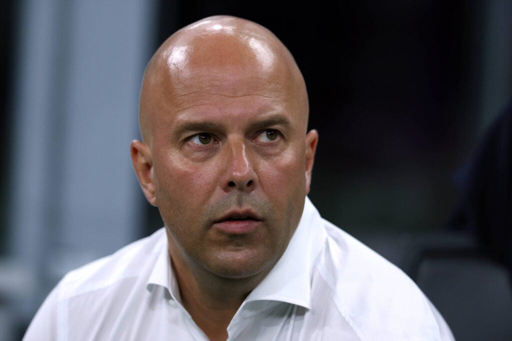 Arne Slot står for skud i Liverpool efter endnu et sent sammenbrud mod Manchester City. Nu tager en ekspert bladet fra munden.